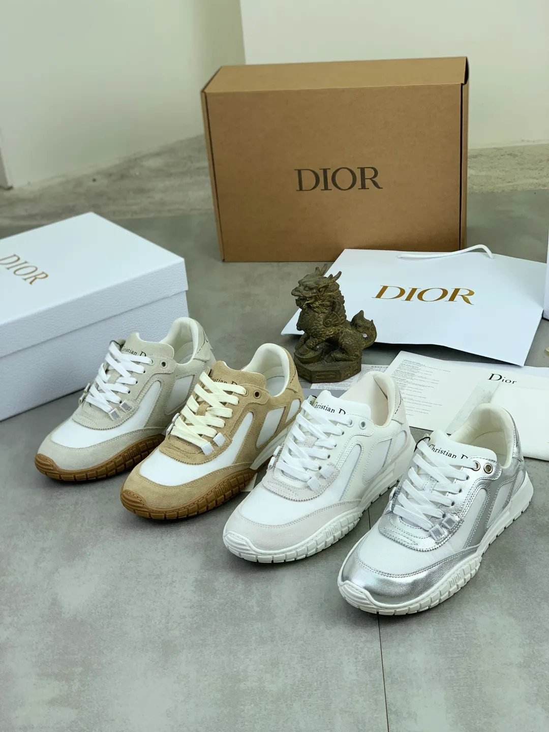 Men's men's shoes P560 new Dior Tech sneakers 2026 early spring series new products, with fashionable details, highlighting retro aesthetics. The light beige anti-suede cow leather upper is spliced ​​with apricot transparent mesh fabric on the side. The upper window edge is adhered with high-frequency flat ironing and back-pressure. It replicates the original craftsmanship, making it beautiful and comfortable without falling off. The interior is made of sheep lining of the same color and is soft and comfortable. The heel and tongue are embellished with the Paris logo. The textured TPU soles with the same color logo. The high-end version is exquisitely packaged with an airplane box, adding to the high-end style. Color: 4️⃣colors available Size: Female 35-41 Male 39-46